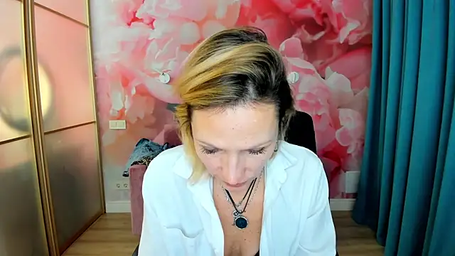 Snapshot of AlinaMoor chatting on December 23, 2025, 12:54 am AlinaMoor online show from December 23, 2025, 12:54 am