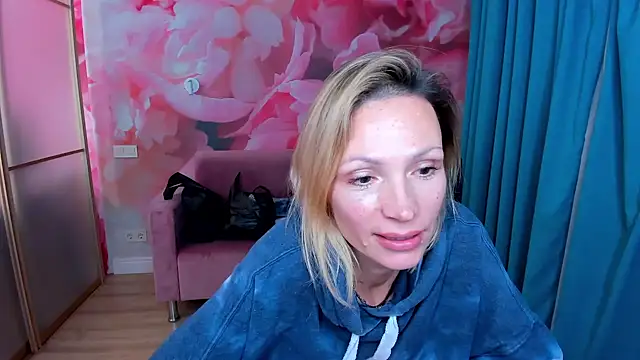 Snapshot of AlinaMoor chatting on November 26, 2025, 6:52 pm AlinaMoor online show from November 26, 2025, 6:52 pm