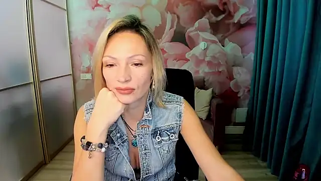 Snapshot of AlinaMoor chatting on November 29, 2025, 6:46 am AlinaMoor online show from November 29, 2025, 6:46 am