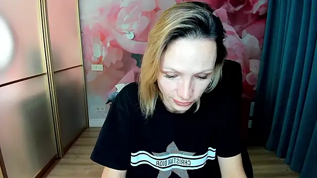 Snapshot of AlinaMoor chatting on January 14, 2026, 6:55 pm AlinaMoor online show from January 14, 2026, 6:55 pm