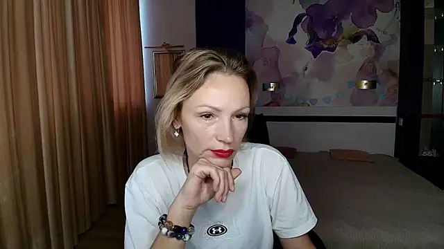 Snapshot of AlinaMoor chatting on October 18, 2025, 5:42 am AlinaMoor online show from October 18, 2025, 5:42 am