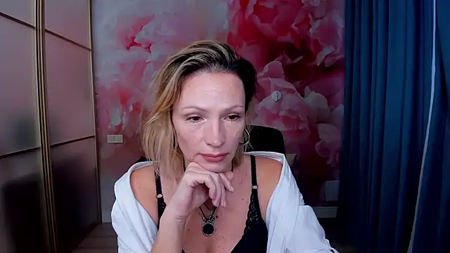 Snapshot of AlinaMoor chatting on November 28, 2025, 6:46 am AlinaMoor online show from November 28, 2025, 6:46 am