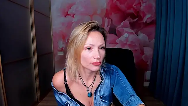 Snapshot of AlinaMoor chatting on December 5, 2025, 6:45 am AlinaMoor online show from December 5, 2025, 6:45 am