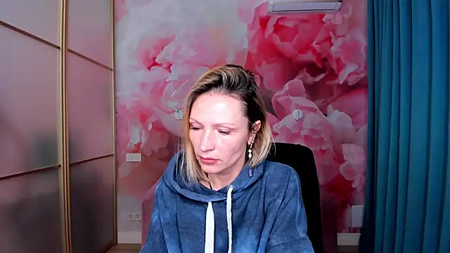 Snapshot of AlinaMoor chatting on December 20, 2025, 12:41 pm AlinaMoor online show from December 20, 2025, 12:41 pm