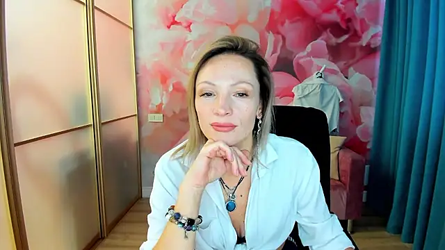 Snapshot of AlinaMoor chatting on January 17, 2026, 6:50 am AlinaMoor online show from January 17, 2026, 6:50 am