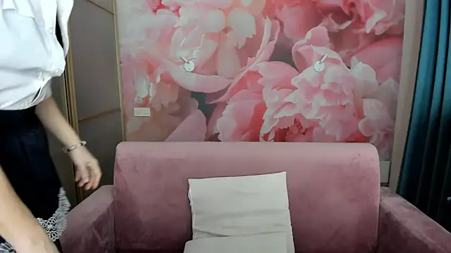 Snapshot of AlinaMoor chatting on February 6, 2026, 12:50 am AlinaMoor online show from February 6, 2026, 12:50 am