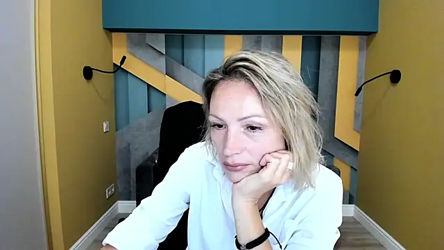 Snapshot of AlinaMoor chatting on October 8, 2025, 5:31 am AlinaMoor online show from October 8, 2025, 5:31 am