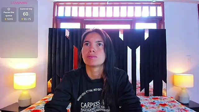 Sofy and Mia online show from November 1, 2025, 12:43 pm