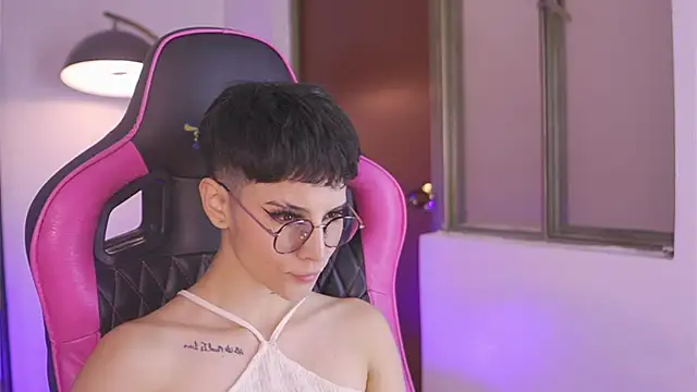 Giia Moretti  online show from October 10, 2025, 1:56 pm