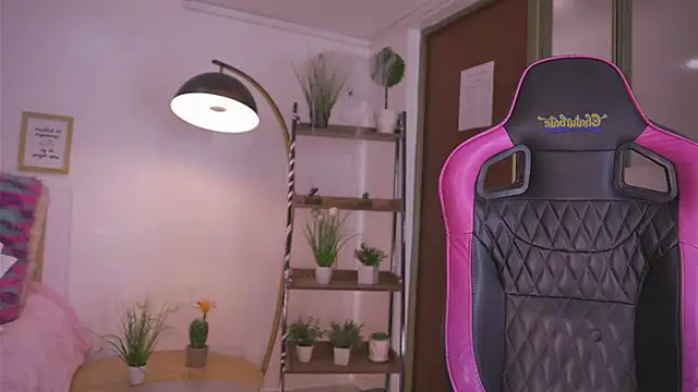 Giia Moretti  online show from November 10, 2025, 7:19 pm