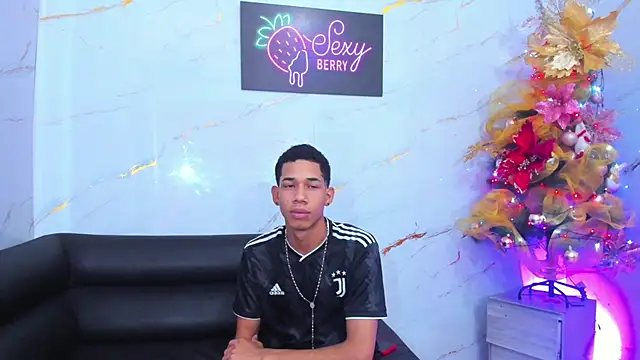 Snapshot of Little_nicoll chatting on December 14, 2025, 10:37 pm Little nicoll online show from December 14, 2025, 10:37 pm