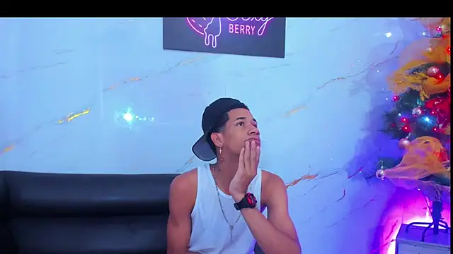 Snapshot of Little_nicoll chatting on November 28, 2025, 10:43 pm Little nicoll online show from November 28, 2025, 10:43 pm