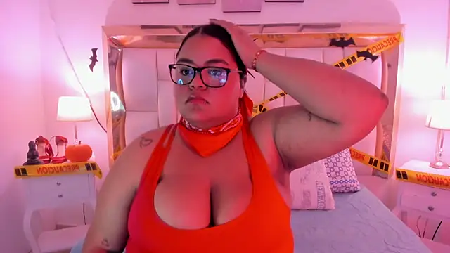 Snapshot of LunaaBlaze chatting on October 24, 2025, 12:37 pm LunaaBlaze online show from October 24, 2025, 12:37 pm