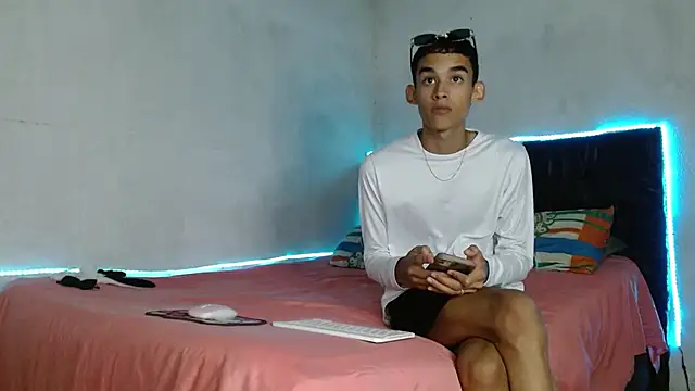 Snapshot of Paulosex12 chatting on October 22, 2025, 11:25 pm Paulosex12 online show from October 22, 2025, 11:25 pm