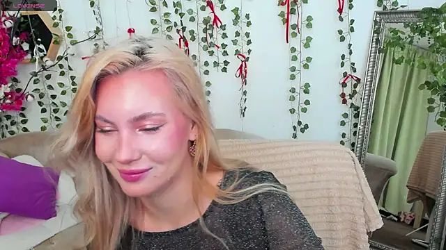 Snapshot of _BellaClark chatting on May 1, 2026, 8:25 pm BellaClark online show from May 1, 2026, 8:25 pm
