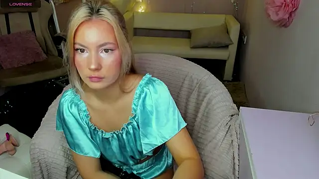 Snapshot of _BellaClark chatting on May 3, 2026, 8:34 pm BellaClark online show from May 3, 2026, 8:34 pm