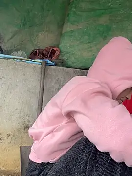 Snapshot of miemie-xx chatting on November 3, 2025, 3:01 am miemie-xx online show from November 3, 2025, 3:01 am