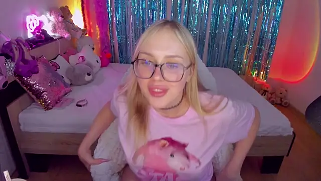 Snapshot of CeaneLino chatting on October 28, 2025, 7:35 pm CeaneLino online show from October 28, 2025, 7:35 pm