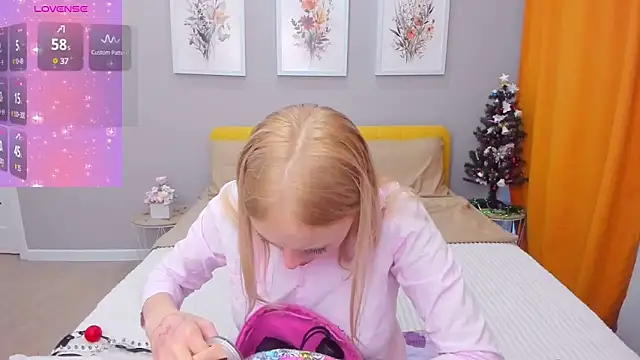 Snapshot of CeaneLino chatting on December 5, 2025, 7:51 am CeaneLino online show from December 5, 2025, 7:51 am