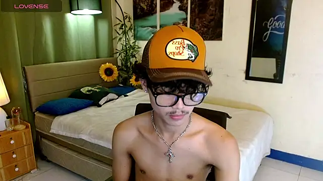 AsianCarl online show from November 4, 2025, 1:48 pm