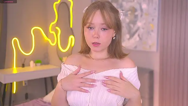 lorapalmerry online show from November 2, 2025, 3:06 pm