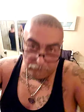 Snapshot of B1GLO chatting on December 15, 2025, 1:55 am B1GLO online show from December 15, 2025, 1:55 am