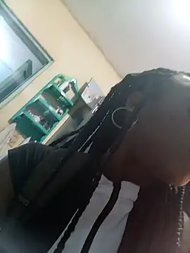 BeverlyMadison  online show from November 25, 2025, 1:33 pm