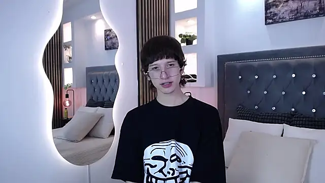 Emo Boy  online show from March 25, 2026, 8:19 pm