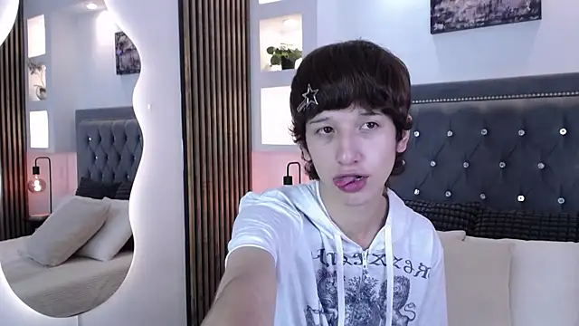 Emo Boy  online show from April 13, 2026, 8:24 pm