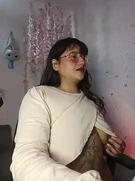 Snapshot of Emilycollei chatting on May 18, 2026, 3:06 pm Emilycollei online show from May 18, 2026, 3:06 pm