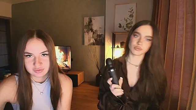 Snapshot of MayaGlow chatting on December 5, 2025, 5:28 am MayaGlow online show from December 5, 2025, 5:28 am