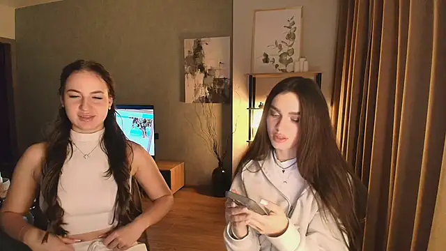 Snapshot of MayaGlow chatting on December 4, 2025, 5:28 am MayaGlow online show from December 4, 2025, 5:28 am