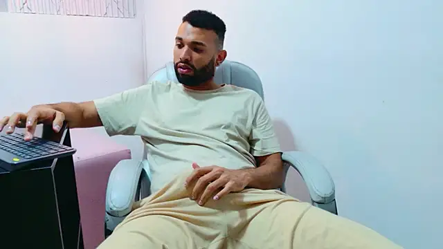 Snapshot of onlymen2025 chatting on December 13, 2025, 8:04 pm onlymen2025 online show from December 13, 2025, 8:04 pm