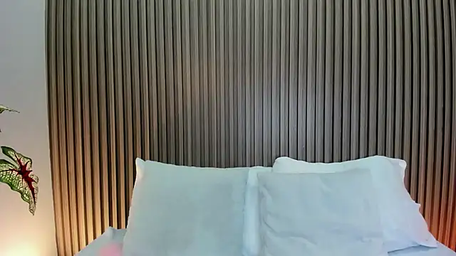 Snapshot of laura_maite_ chatting on October 17, 2025, 12:07 pm laura maite online show from October 17, 2025, 12:07 pm