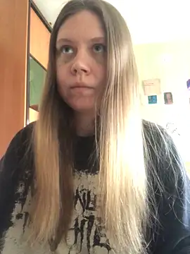 LunaVirelle online show from April 24, 2026, 1:02 pm