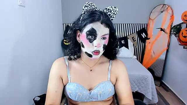 Snapshot of Little_Alli chatting on October 28, 2025, 8:41 pm Little Alli online show from October 28, 2025, 8:41 pm