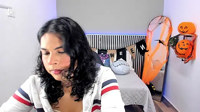 Snapshot of Little_Alli chatting on October 27, 2025, 7:37 pm Little Alli online show from October 27, 2025, 7:37 pm