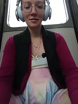 Lucy colee online show from December 18, 2025, 7:50 pm