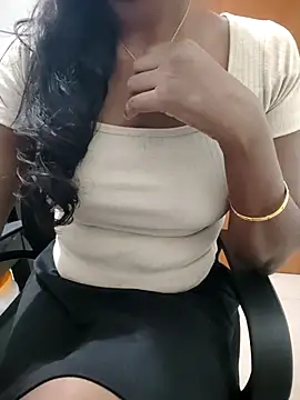 Snapshot of Tamilmallu-duskygirl03 chatting on January 14, 2026, 6:39 am Tamilmallu-duskygirl03 online show from January 14, 2026, 6:39 am