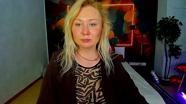 Snapshot of scent__of_woman chatting on May 2, 2026, 2:28 am scent of woman online show from May 2, 2026, 2:28 am