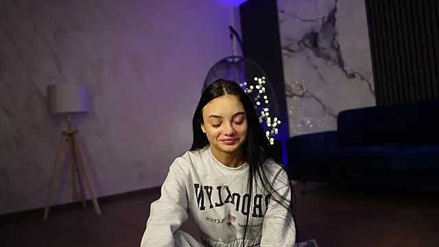 RachelRavee online show from December 15, 2025, 5:13 am