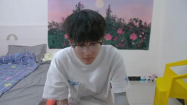 KK-cuteboy online show from May 4, 2026, 1:03 pm