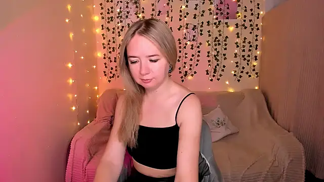 Snapshot of Evaa_Braunn chatting on October 15, 2025, 2:21 am Evaa Braunn online show from October 15, 2025, 2:21 am