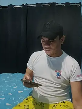 Snapshot of Aturo77 chatting on November 17, 2025, 2:26 am Aturo77 online show from November 17, 2025, 2:26 am