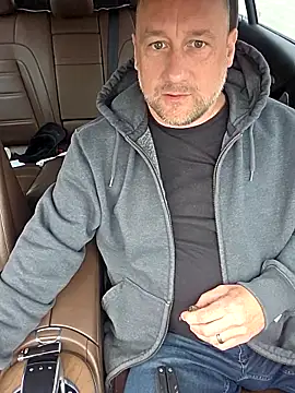 Snapshot of akstr8 chatting on April 5, 2026, 9:32 pm akstr8 online show from April 5, 2026, 9:32 pm