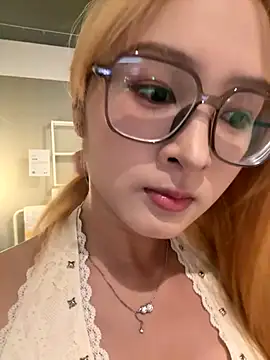 Snapshot of yuki_july chatting on October 15, 2025, 10:45 am yuki july online show from October 15, 2025, 10:45 am
