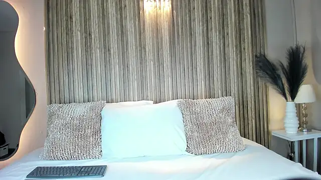 VanneCamiel online show from October 28, 2025, 11:53 am