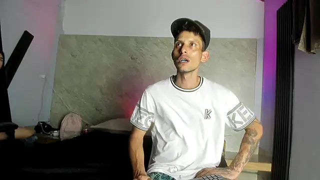 Snapshot of BenedettoMr69 chatting on October 28, 2025, 4:24 am BenedettoMr69 online show from October 28, 2025, 4:24 am