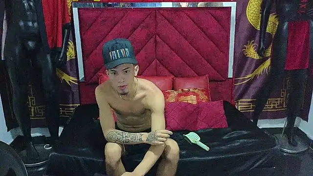 Snapshot of Pride_couple chatting on October 17, 2025, 11:28 pm Pride couple online show from October 17, 2025, 11:28 pm