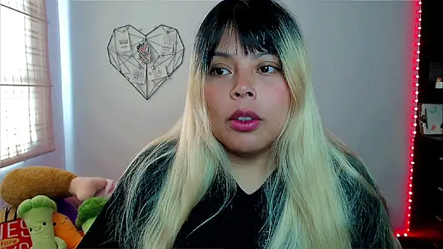 Snapshot of EllieMoonX chatting on December 17, 2025, 5:29 pm EllieMoonX online show from December 17, 2025, 5:29 pm